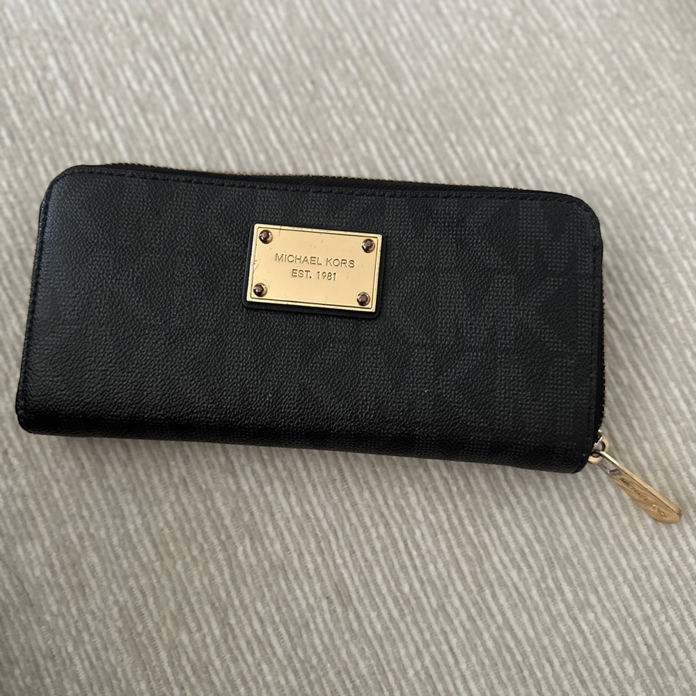 Michael Kors zippy wallet
